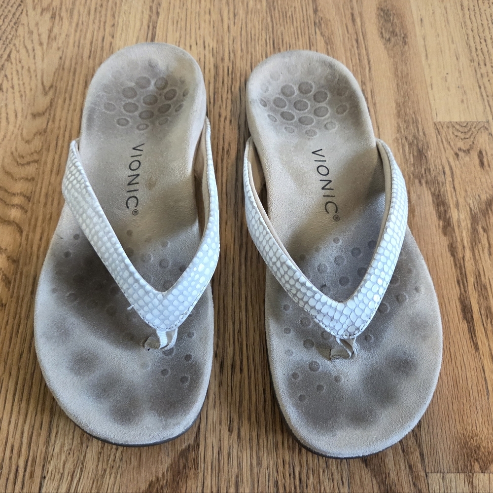 38 Vionic Leather Sandals